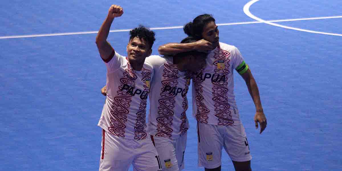 Selebrasi pemain futsal Papua usai membobol gawang Kalbar pada pertandingan yang digelar di Vanue Futsal PON XX Klaster Mimika, Jalan Poros SP5, Rabu (29/9/2021). Foto: Humas PPM/ Sahirol